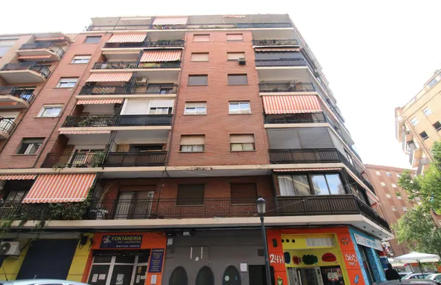 Alquiler de local comercial en Monteolivete. — 15