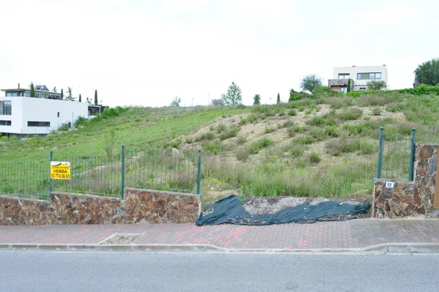 SOLAR EN LA PRESTIGIOSA ZONA DEL GOLF DE MASIA BACH