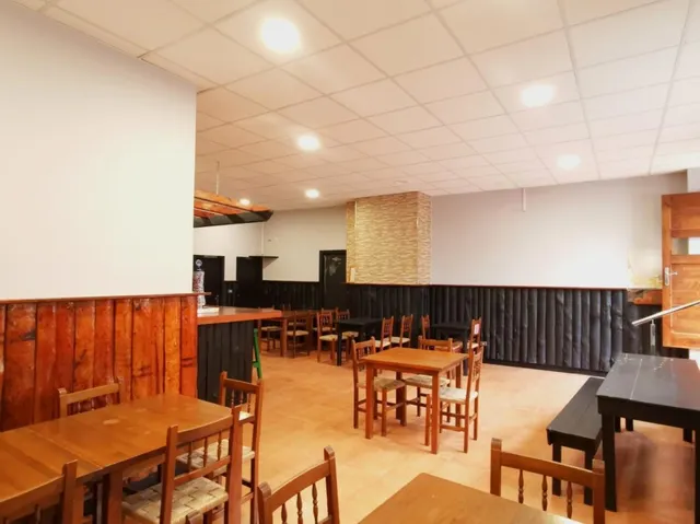 OPORTUNIDAD · LOCAL DE HOSTELERÍA LUMINOSO Y CON SALIDA DE GASES EN VIGO — 13
