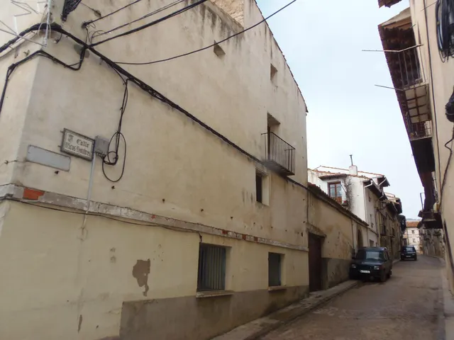 Casa grande haciendo esquina en el centro del pueblo, con patio grande, planta baja, dos alturas — 19