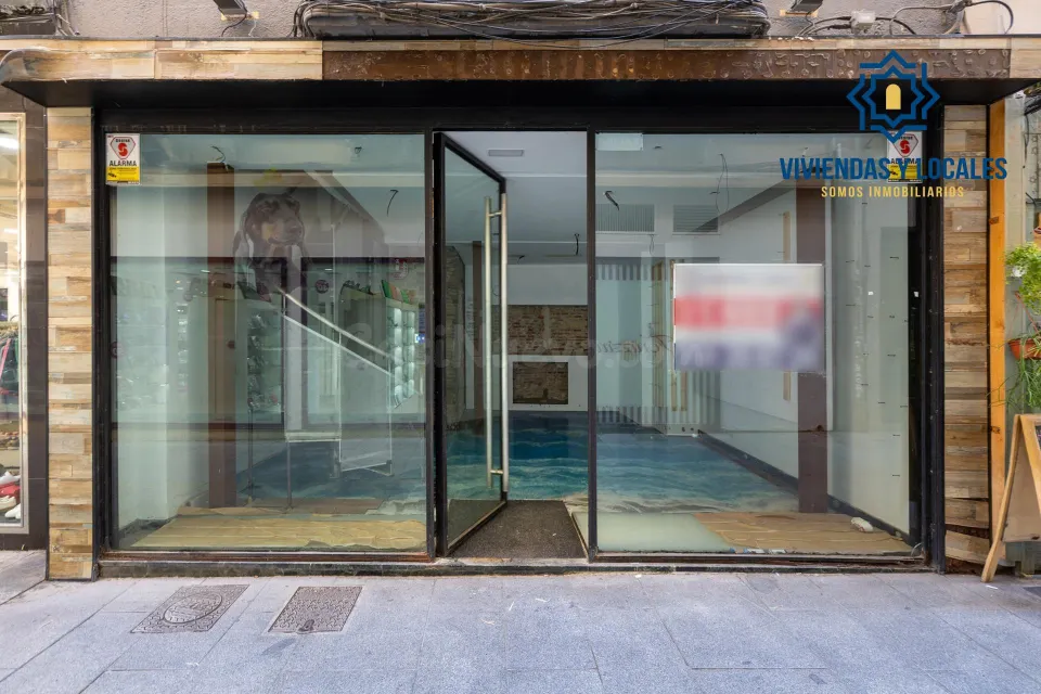 ATENCIÓN INVERSORES. Edificio comercial en pleno centro de Granada, entre Puentezuelas y Alhóndiga