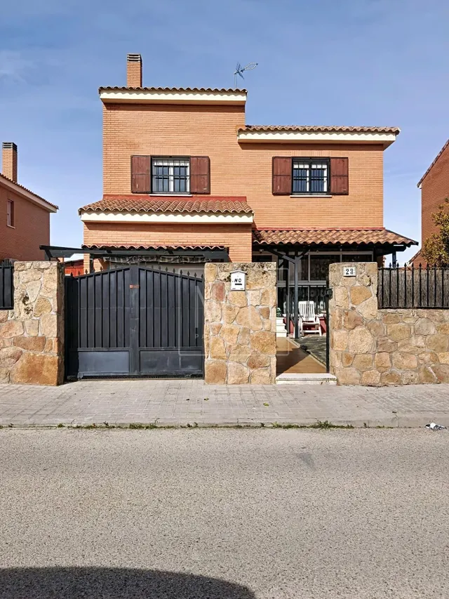 UNIFAMILIAR INDEPENDIENTE EN CALLE ALCORCON, MORALEJA DE ENMEDIO. — 29