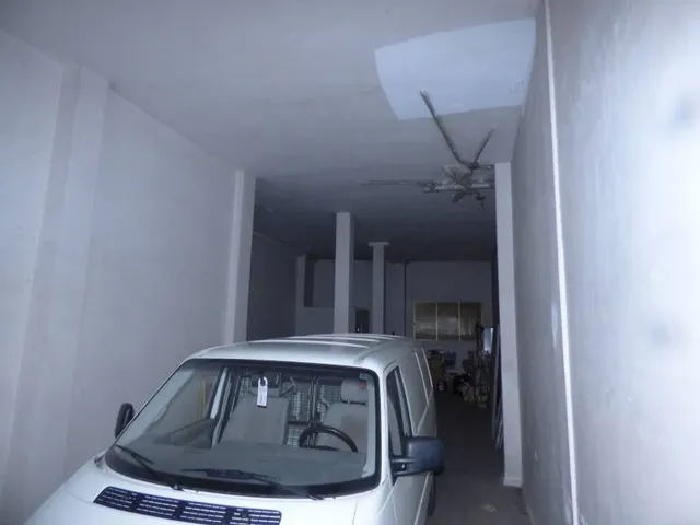 Local de 90 m2 diáfano, con un cuarto de aseo, un cierre. — 2