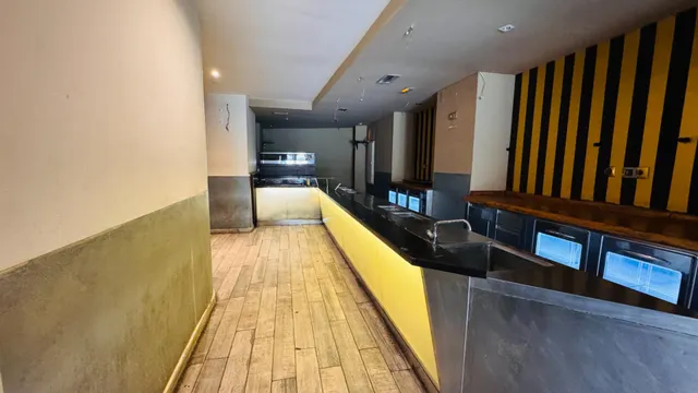 ¡Oportunidad única de inversión en la costa de Valencia! Se traspasa/vende excepcional local comercial con licencia definitiva de Pub en la codiciada Playa de Cullera. — 8