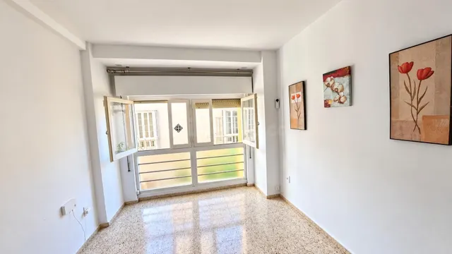 Amplitud, luz y garaje en pleno centro: una vivienda con gra - foto 3