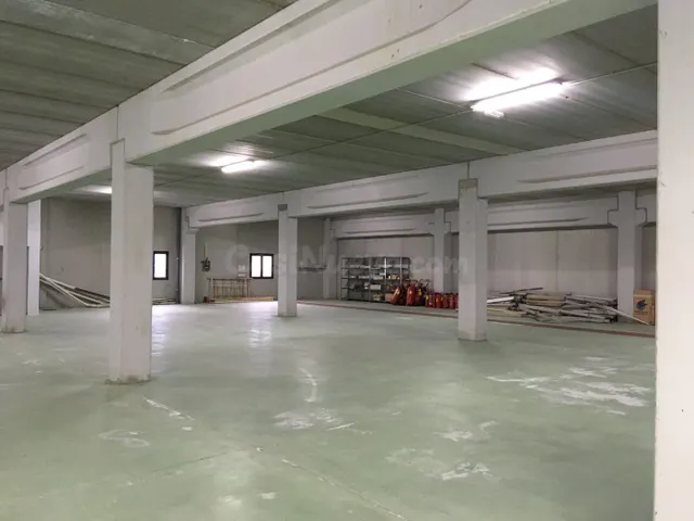 ALQUILER NAVE INDUSTRIAL CON AMPLIAS OFICINAS EN POLIGONO