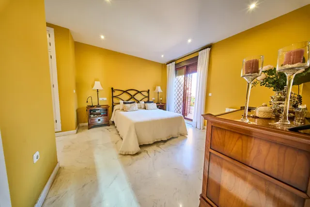 AMPLIA CASA DE 5 DORMITORIOS CON GARAJE, GRANDES TERRAZAS Y VISTAS AL CAMPO DE GOLF EN PLAYA GRANADA — 7