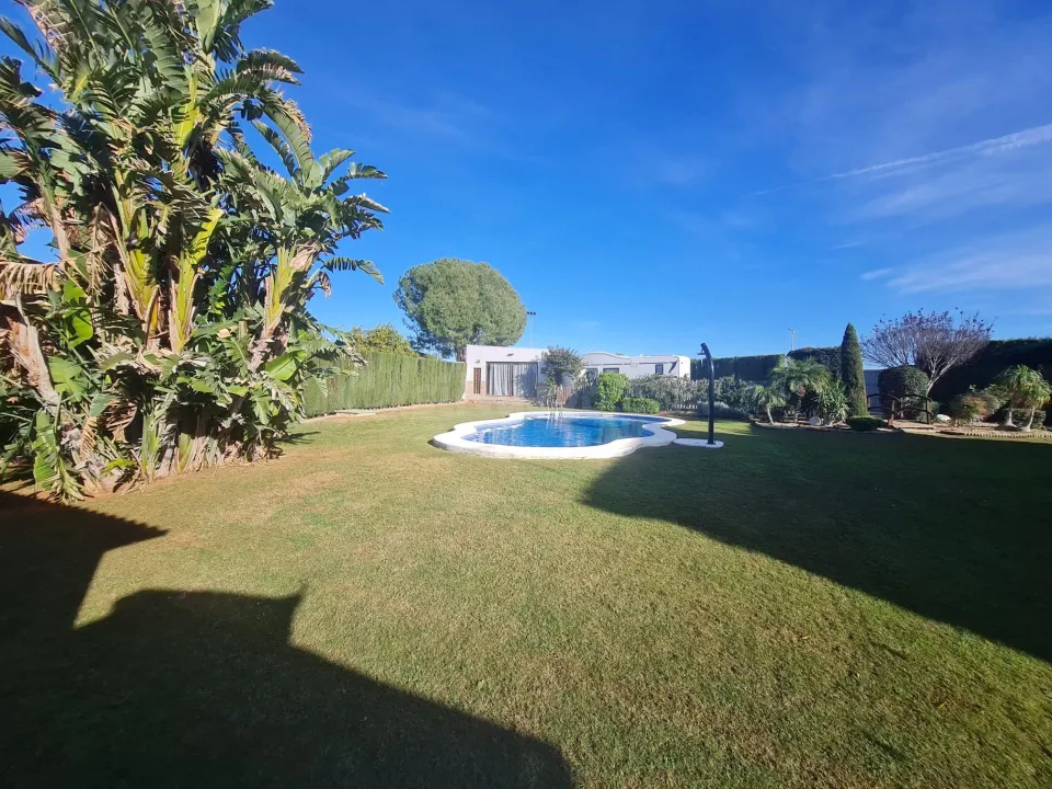 CHALET INDEPENDIENDIENTE EN PARCELA DE 1.450 M2, PISCINA Y AMPLIAS ZONAS EXTERIORES