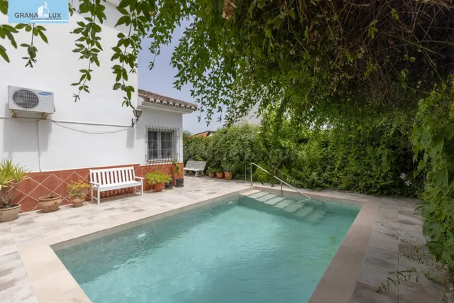 Chalet pareado con piscina, jardín y bonitas vistas a Granada en La Zubia — 2