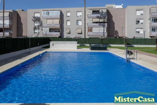 EXCLUSIVA. Piso zona sur VPO . 3 dormitorios , 2 baños , terraza . Plaza de garaje y trastero . — 32