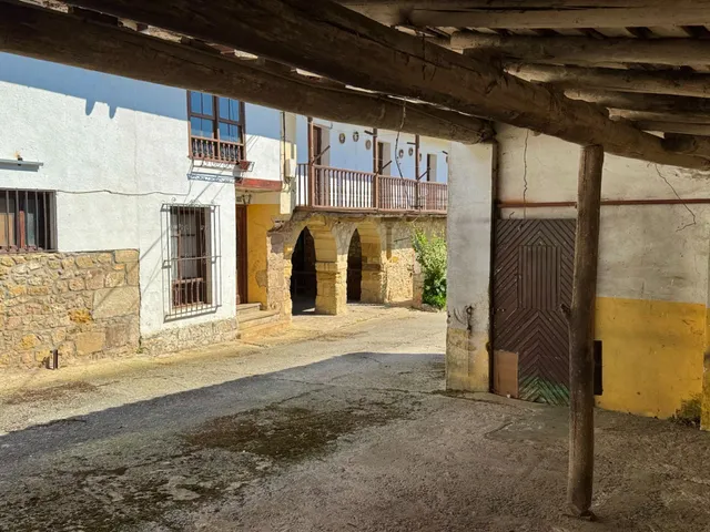 CONJUNTO DE EDIFICACIONES CON TERRENO URBANO EN LA REVILLA. — 10