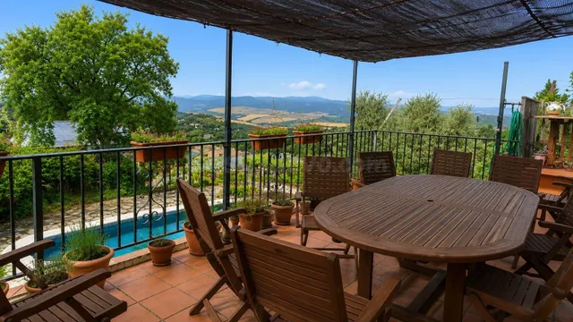 CHALET INDEPENDIENTE CON PISCINA, BUHARDILLA Y VISTAS PANORÁ