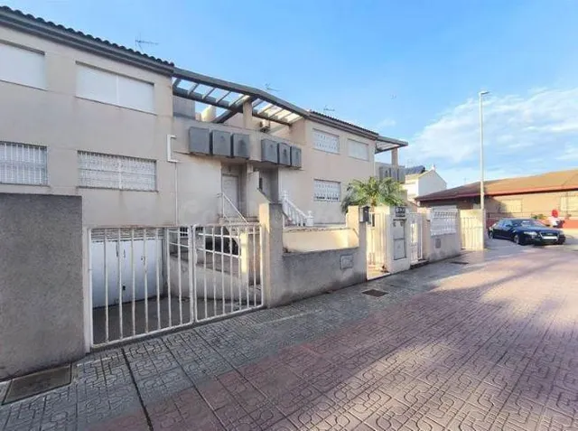 SE VENDE casa adosada OKUPADA en Rúa Puerto Pizarro-M.Marfag