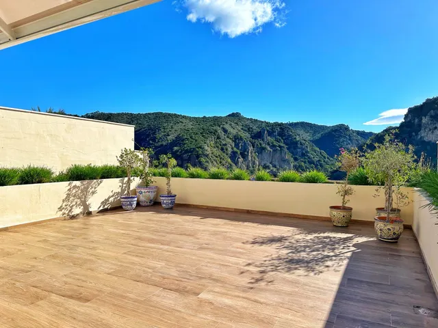 MAGNIFICENT FULLY RENOVATED TOWNHOUSE in the beautiful Benah - foto 4