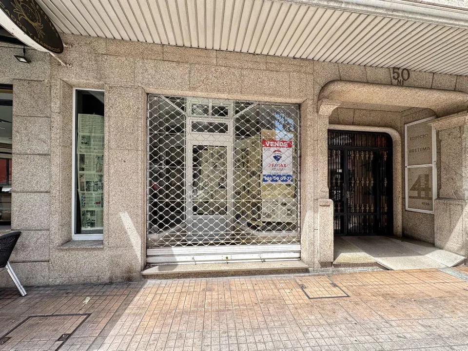 Ubicación estratégica, visibilidad constante y listo para entrar a trabajar.