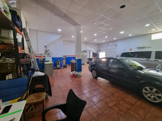 SE VENDE LOCAL COMERCIAL EN ZONA FUENTE DEL RÍO — 9