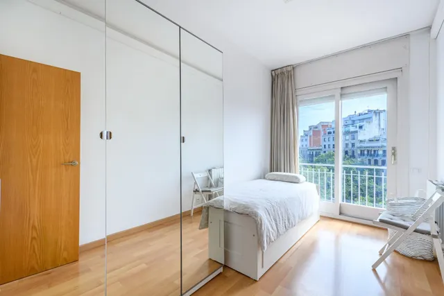 PISO ALTO CON BALCÓN/TERRAZA Y TRES PIEZAS EXTERIORES EN EL EIXAMPLE — 20