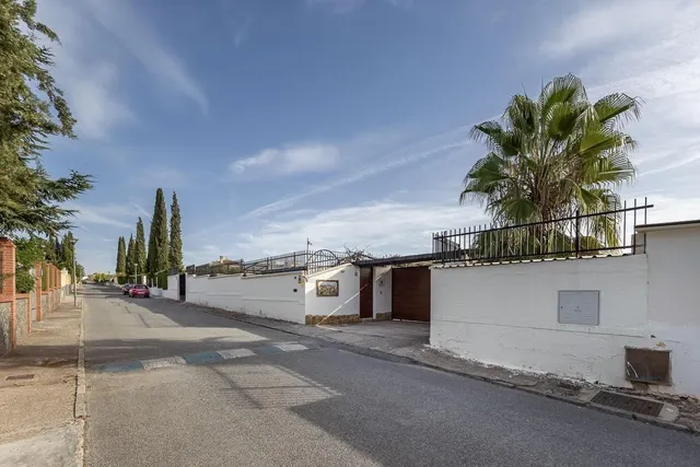 Chalet independiente con pozo propio y placas solares — 24