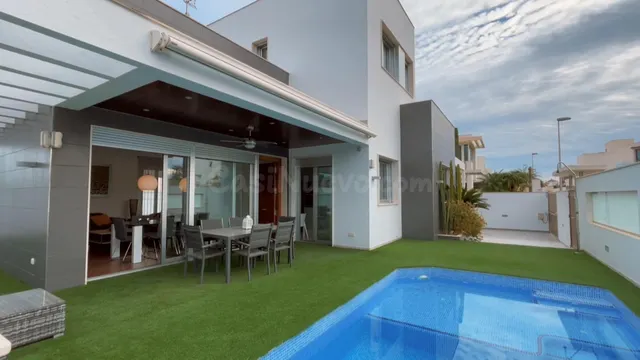 Villa independiente de dos plantas con solárium y piscina privada. — 2