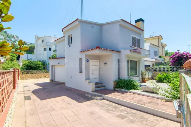 Casa a 150 metros del mar con terraza, garaje y 4 plazas de 