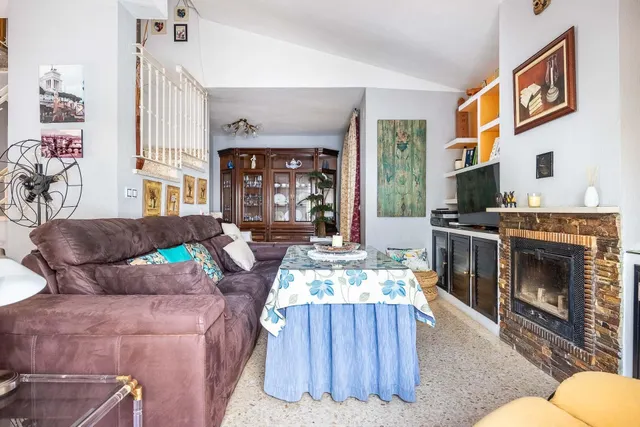 Vive en Simón Verde: Casa pareada con patio, garaje cubierto, piscina y el metro a un paso. — 11