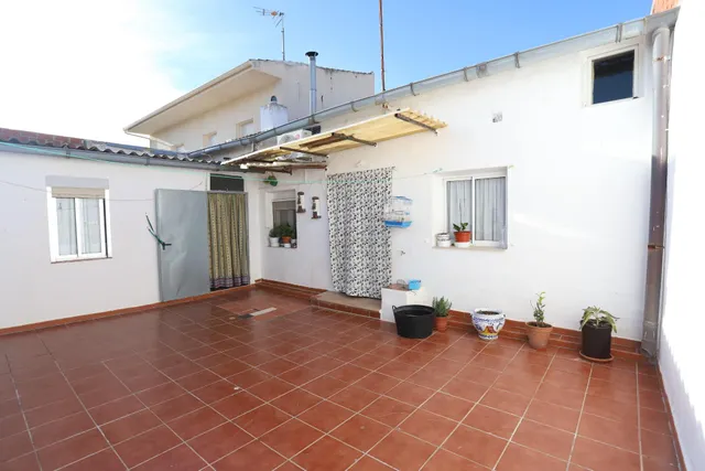 Casa en planta baja para entrar a vivir con 3 dormitorios, cocina amplia, salón, comedor, 2 patios y lavadero — 23
