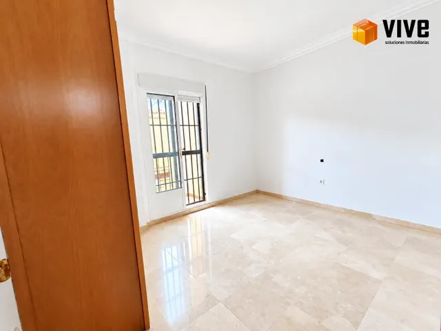 Casa adosada de dos plantas en La Rinconada: espacio, luz y comodidad para tu familia — 8
