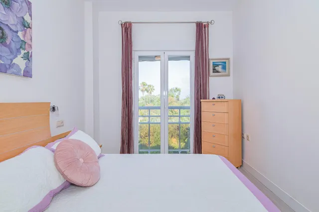 ¡Tu oasis junto a mar! Precioso piso de 2 dormitorios con terraza, piscina y garaje en Playa Poniente, Motril. — 23