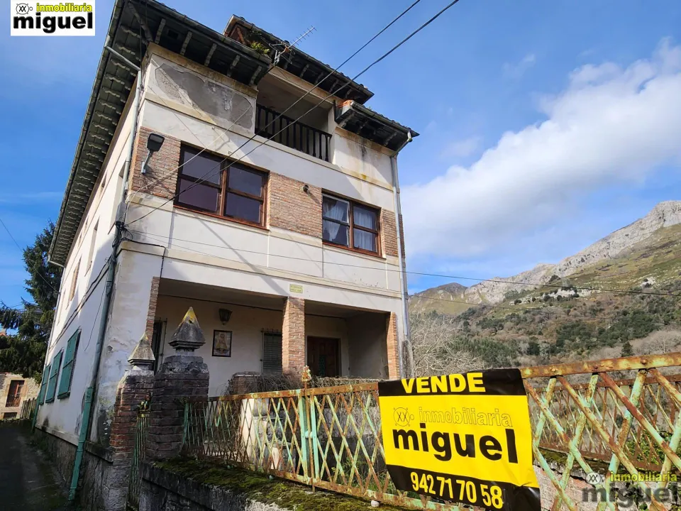 Se vende gran propiedad para rehabilitar en Abándames, Peñamellera Baja