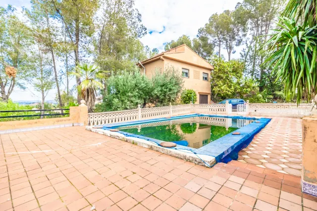 Magnífico chalet esquinero con piscina y vistas panorámicas 