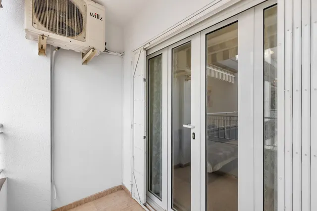 Apartamento de 2 dormitorios con piscina, garaje y trastero cerca del centro de Torrevieja — 9