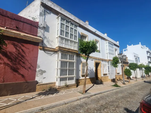 CASA DE DOS PLANTAS EN EL CENTRO CON MULTIPLES POSIBILIDADES - foto 2