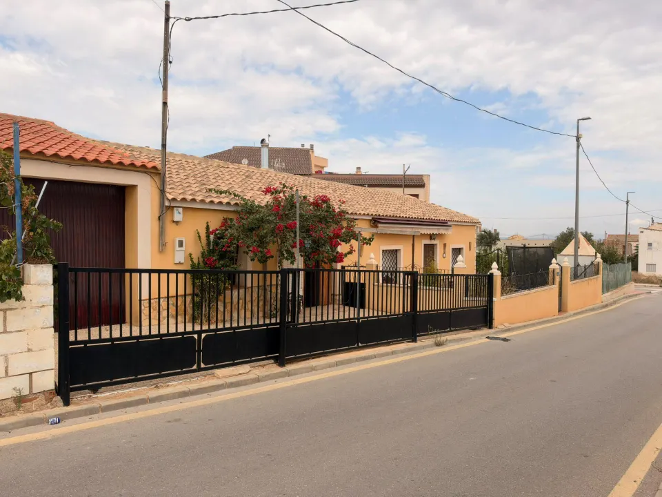 Acogedora casa de planta baja con jardín mediterráneo, patio soleado y gran garaje privado en Las Palas