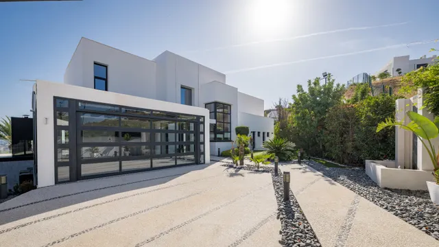 Spectacular Contemporary Villa with Exquisite Quality and Beautiful Views — 10