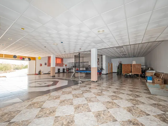 Local comercial 300m² en venta - South of spain