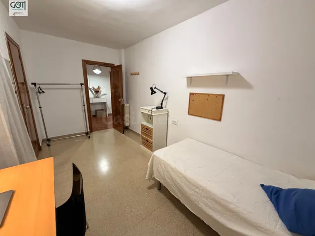 Amplio y Moderno Piso en el Corazón de Granada por €900 — 3