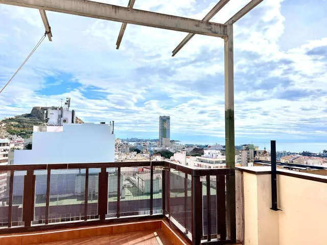 Ático reformado con vistas panorámicas al mar y al Castillo  - foto 4