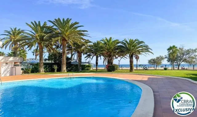 Estudio con piscina y vista lateral al mar — Santa Margarida