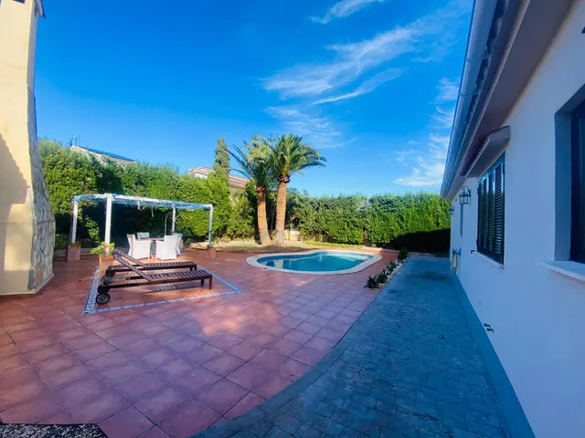 Encantadora casa en Bahia Grande, Llucmajor, con piscina, jardín mediterráneo y terrazas cubiertas — 27