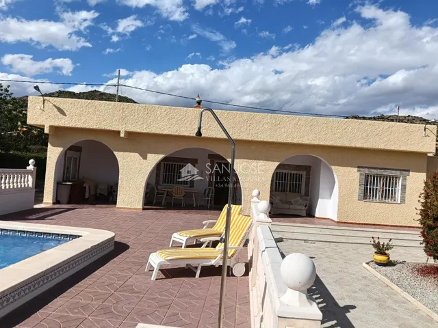 SE VENDE CHALET CON PISCINA EN BUEN ESTADO EN ASPE — 35