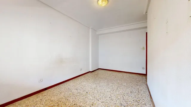 Piso de 77 m2 útiles. Distribuidos en tres dormitorios, salón, cocina, baño y zona de aparcamiento en la parte interior de la urbanización — 15