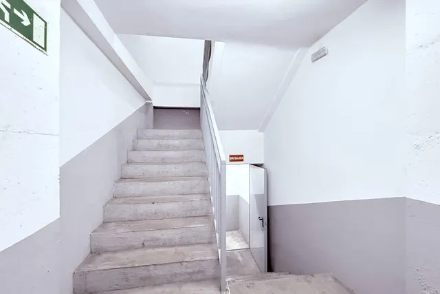 Este no es un aparcamiento cualquiera; es el mítico Garaje Villafontana. — 23