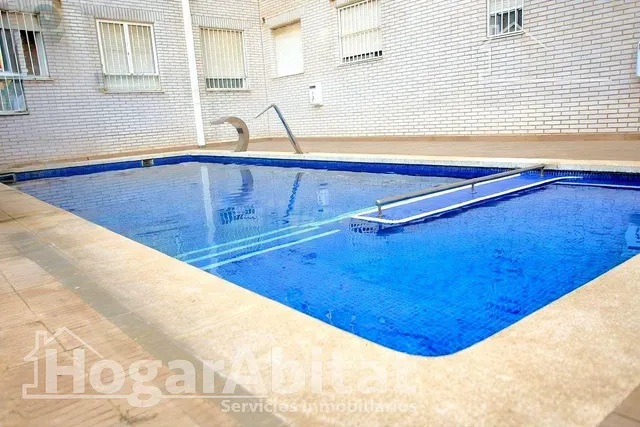 Impecable y reformado en residencial con terraza, piscina y dos plazas de garaje, cerca del centro — 2