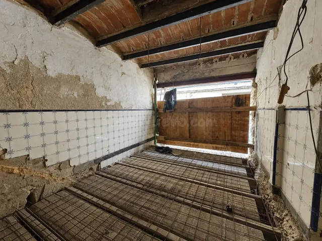 Casa de esquina para reformar con proyecto visado y licencia - foto 3