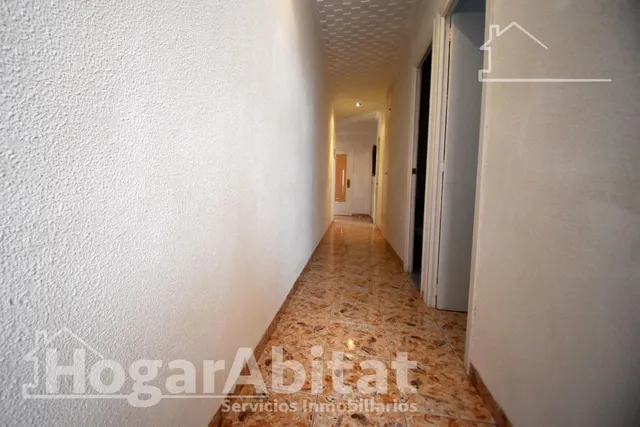 ¡CENTRO VILA-REAL! ESQUINERO Y LUMINOSO CON BALCÓN — 28