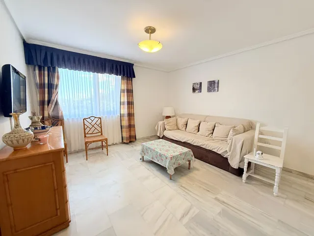 Apartamento con una gran terraza esquinera en  la urbanización Arpón II, en el kilómetro 4 de La Manga del Mar Menor. — 11