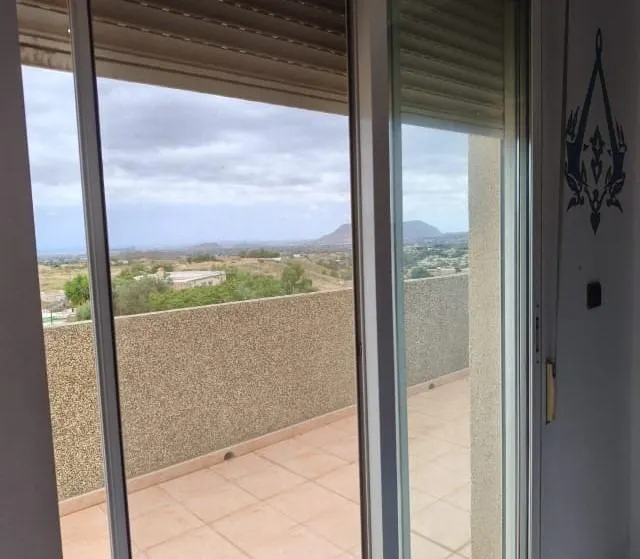 Chalet urbano con piscina privada, vistas al mar y amplias zonas deportivas — 13