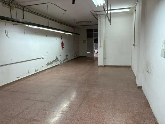 Se vende local en excelente ubicación, con un baño y patio, con techos altos. — 2