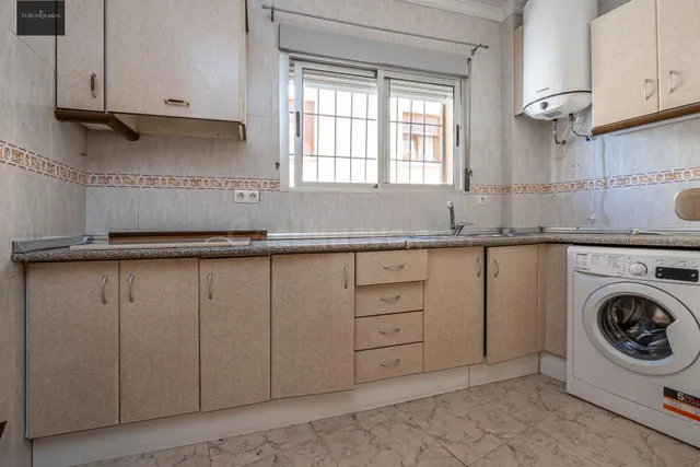 Amplia Casa en Venta en Guadix - Oportunidad de Inversión — 4