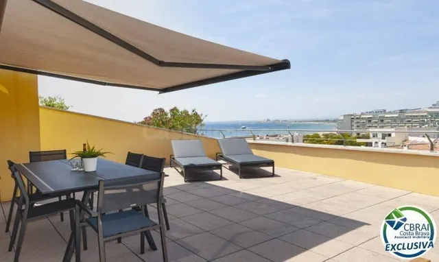 Ático en 1º línea con solárium, preciosas vistas y licencia  - foto 2